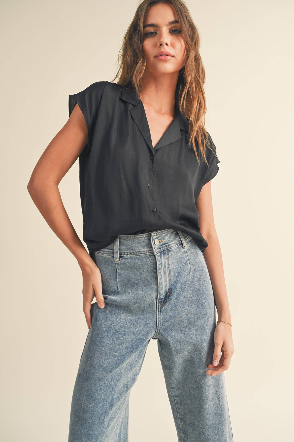 Button-down cap sleeve shirt in a light and breathable fabric.