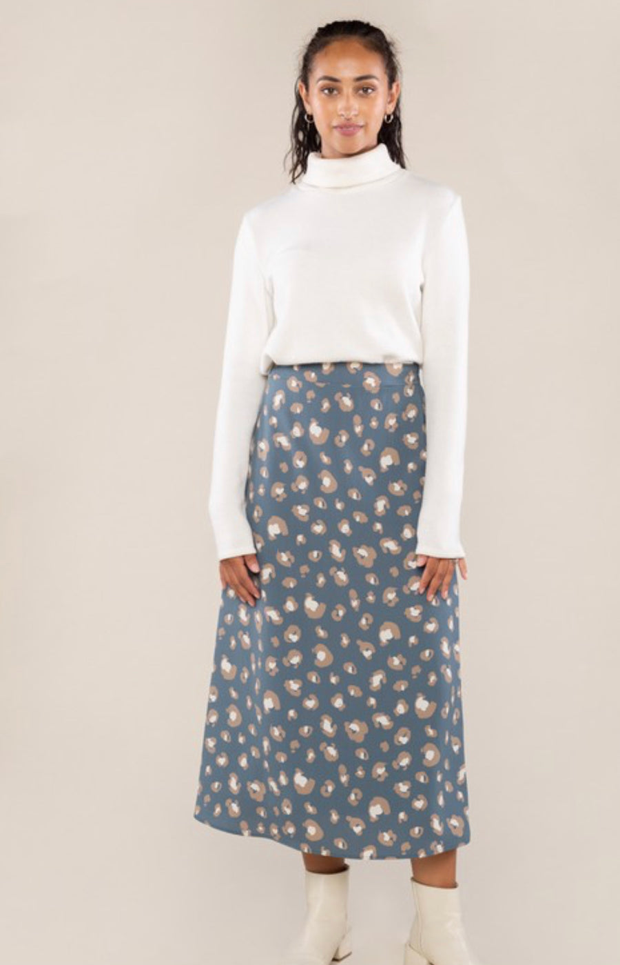 Fully lined A-line skirt with elastic back and side zipper. Made from 100% polyester.